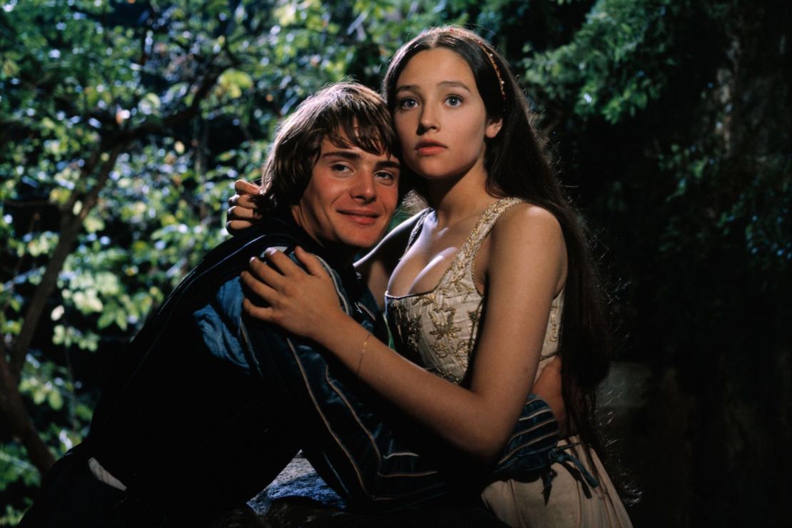 Olivia Hussey Eisley (a la derecha), protagonista de la película de 1968 "Romeo y Julieta" y del clásico de terror "Black Christmas", falleció el viernes 27 de diciembre de 2024. Tenía 73 años.