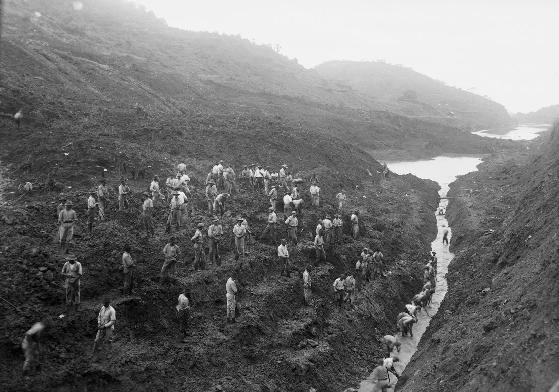 Hình ảnh những người đàn ông đang làm việc tại công trình xây dựng Kênh đào Panama vào năm 1913.