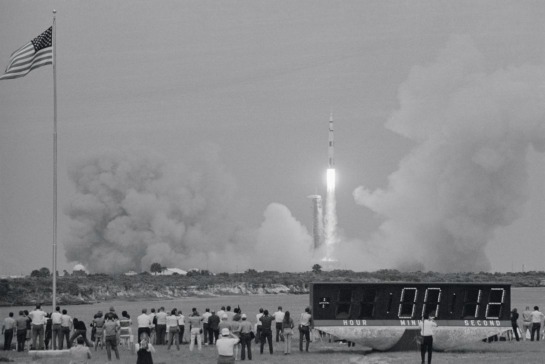 De Apollo 13 -ruimtevaartuigen komt op een Saturn V -raket af.