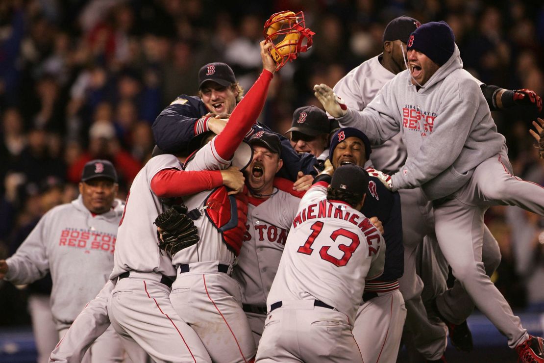 El estallido de alegría de los Red Sox en el estadio de los Yankees en 2004.