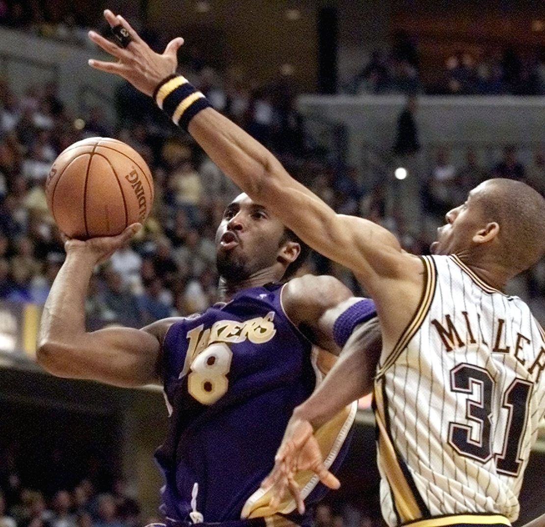 Indianápolis, Estados Unidos. 16 de junio de 2000. Kobe Bryant (izquierda) de Los Ángeles Lakers contra Reggie Miller (derecha) de los Indiana Pacers durante las finales de la NBA.