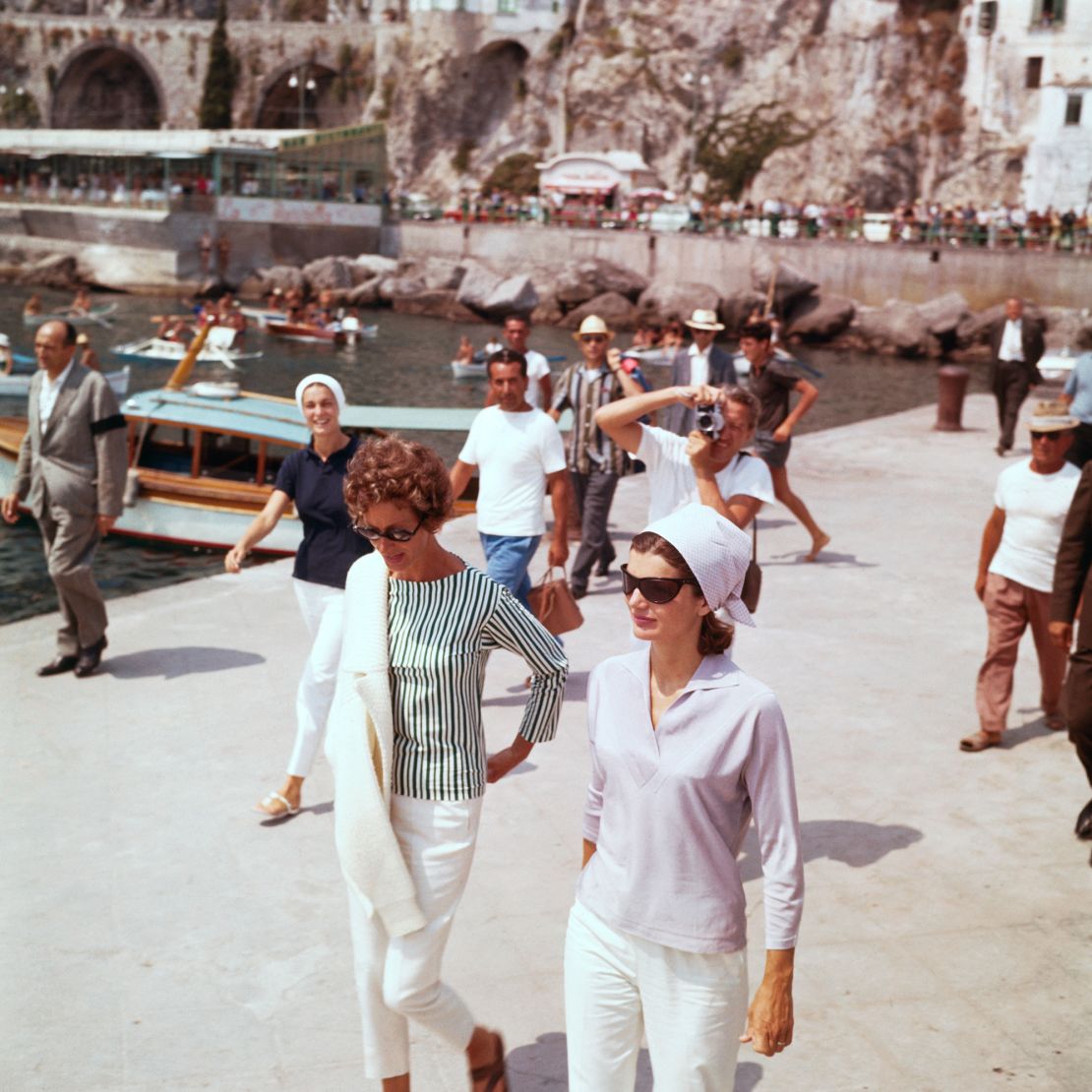 Aristocraat Marella Agnelli (links) en de Amerikaanse first lady Jackie Kennedy (rechts) afgebeeld op een pier in Amalfi, Italië, voordat ze in augustus 1962 aan boord van een jacht gingen.