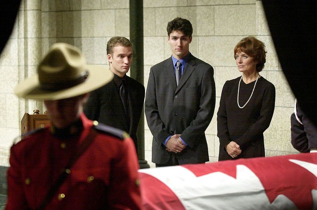 Alexandre y Justin Trudeau, junto a su madre Margaret Kemper, en el funeral del ex primer ministro canadiense Pierre Trudeau en Ottawa, Canadá, el 30 de septiembre de 2000.