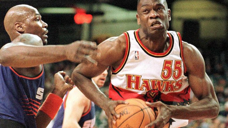 ATLANTA, GA - JANUARY 26: Atlanta Hawks center Dikembe Mutombo (R) drives past Phoenix Suns' Cliff Robinson during their game in Atlanta 26 January. (Photo credit should read STEVEN R. SCHAEFER/AFP via Getty Images)