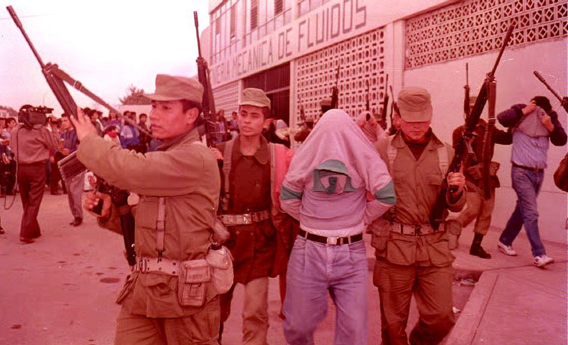 Soldados armados escoltan a dos miembros de Sendero Luminoso el 17 de septiembre de 1992 en Lima, Perú.