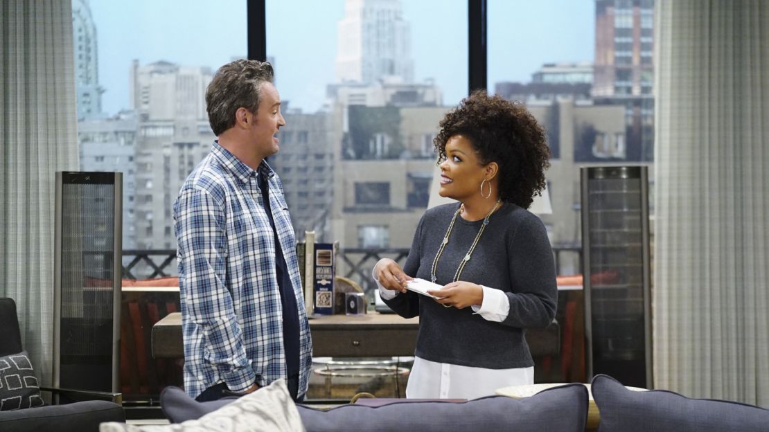 (De izquierda a derecha) Matthew Perry e Yvette Nicole Brown en 'The Odd Couple' (Monty Brinton/CBS vía Getty Images)