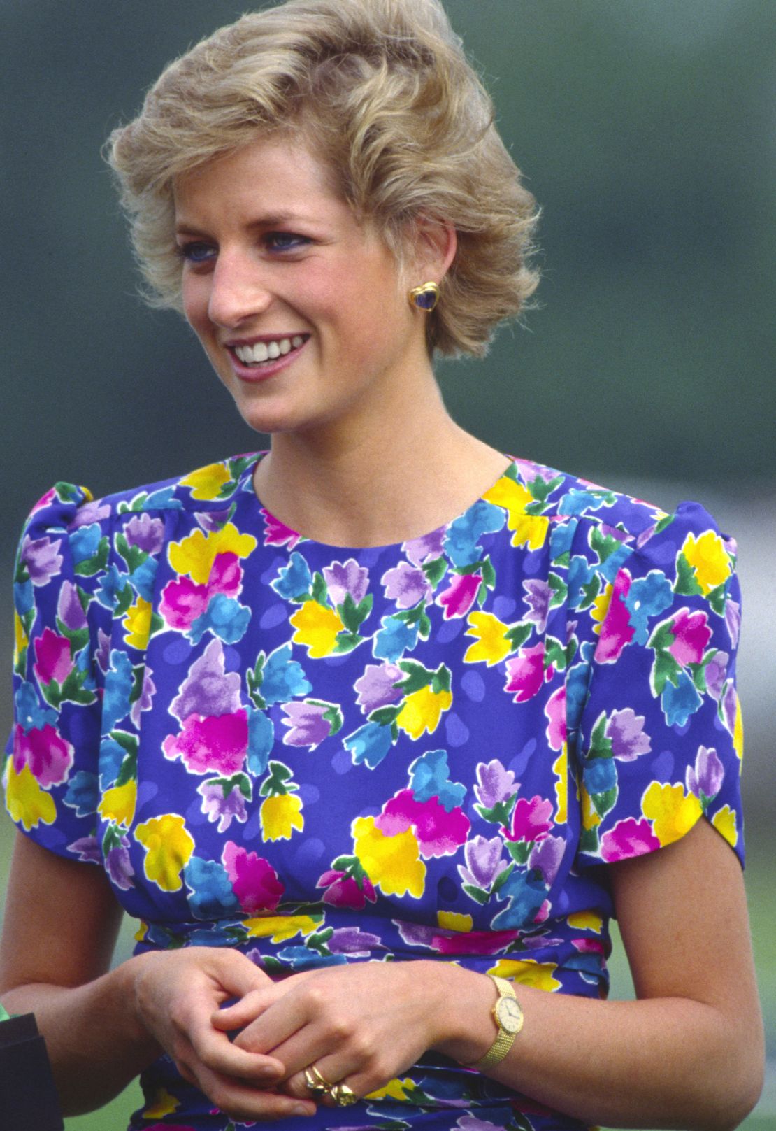 Prinses Diana stond af met het dragen van de Floral Bellville Sassoon -jurk, die naar schatting maximaal $ 300.000 krijgt, tot een Polo -wedstrijd in 1988.