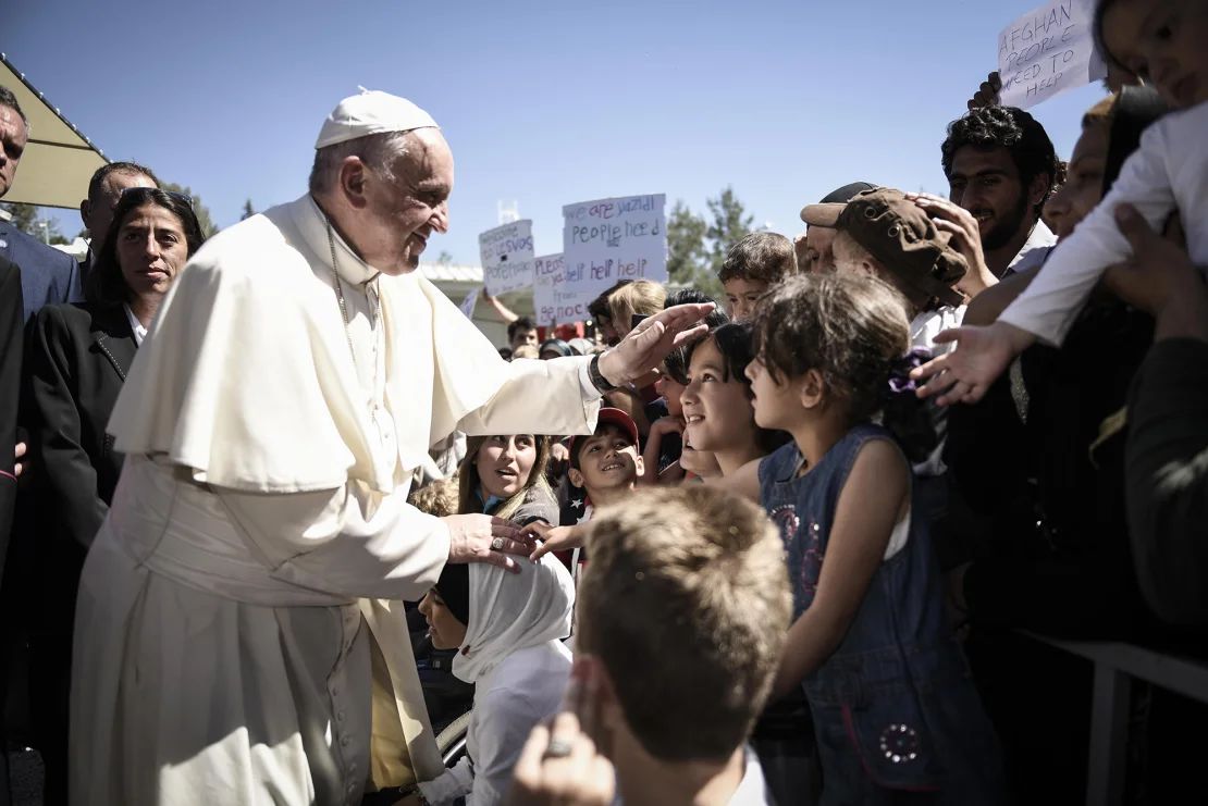 El papa Francisco se reúne con migrantes en el centro de detención de Moria el 16 de abril de 2016 en Mitilene, Lesbos, Grecia.