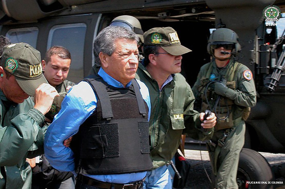 Fotografía difundida por la Policía Nacional colombiana de Miguel Rodríguez Orejuela (C), antiguo fundador y líder del cártel de Medellín, mientras es fuertemente escoltado para ser entregado a las autoridades estadounidenses el 11 de marzo de 2005 en la base aérea de Palanquero, cerca de Puerto Salgar, en el centro de Colombia. Rodríguez Orejuela fue extraditado a Estados Unidos acusado de narcotráfico. 