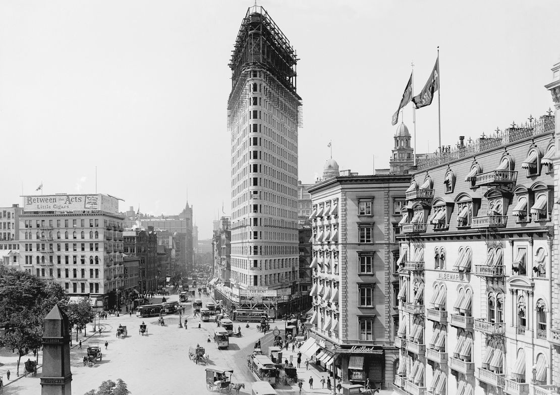 The two-tiered cupola can be seen to the right of the Flatiron in this photograph, taken before the landmark's completion in 1902.