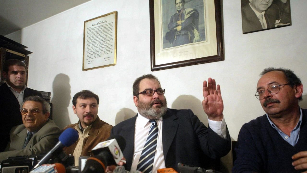 MONTEVIDEO, URUGUAY:  El periodista argentino Jorge Lanata (2do.D) responde preguntas el 13 de mayo de 2005 en Montevideo, durante una conferencia de prensa en la sede del sindicato de periodistas de Uruguay. Lanata, acompanado por dirigentes del sindicato, dijo que le fue censurado el programa semanal que se emitia por el canal abierto Teledoce de Montevideo, "Lanata.com". "Si yo tuviera que ser estricto en los terminos diria que si, considero que me voy de Uruguay censurado", afirmo. El programa de Lanata, que salio durante nueve semanas consecutivas, incursiono en las ultimas dos ediciones en entretelones de la actividad de personajes muy conocidos a nivel popular, en un bloque que denomino "los intocables". En los ultimos dos programas se abordo a Francisco "Paco" Casal, empresario futbolistico que tiene el monopolio de las trasmisiones de la seleccion y de los campeonatos locales y a Milka Barbato, una asesora del ex presidente Julio Sanguinetti. Ambas personas se negaron a presentarse en vivo en las trasmisiones.   AFP PHOTO / Miguel ROJO  (Photo credit should read MIGUEL ROJO/AFP via Getty Images)