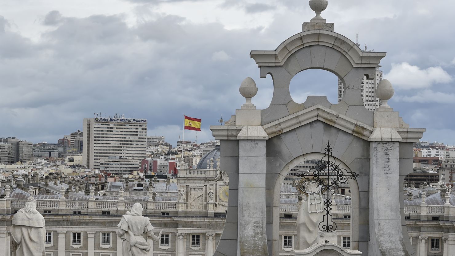 Una imagen tomada desde la Catedral de la Almudena muestra el horizonte de Madrid el 13 de mayo de 2016.