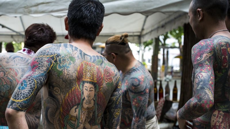 Четирима арестувани съгласно строгите закони на бандата на Yakuza-но не и поради причината да мислите 