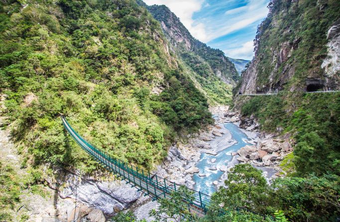 <strong>Taroko Gorge: </strong>Taiwan's most famous nature reserve is Taroko National Park, which safeguards Taroko Gorge, a colossal 18-km chasm carved by the swift-flowing Liwu River.