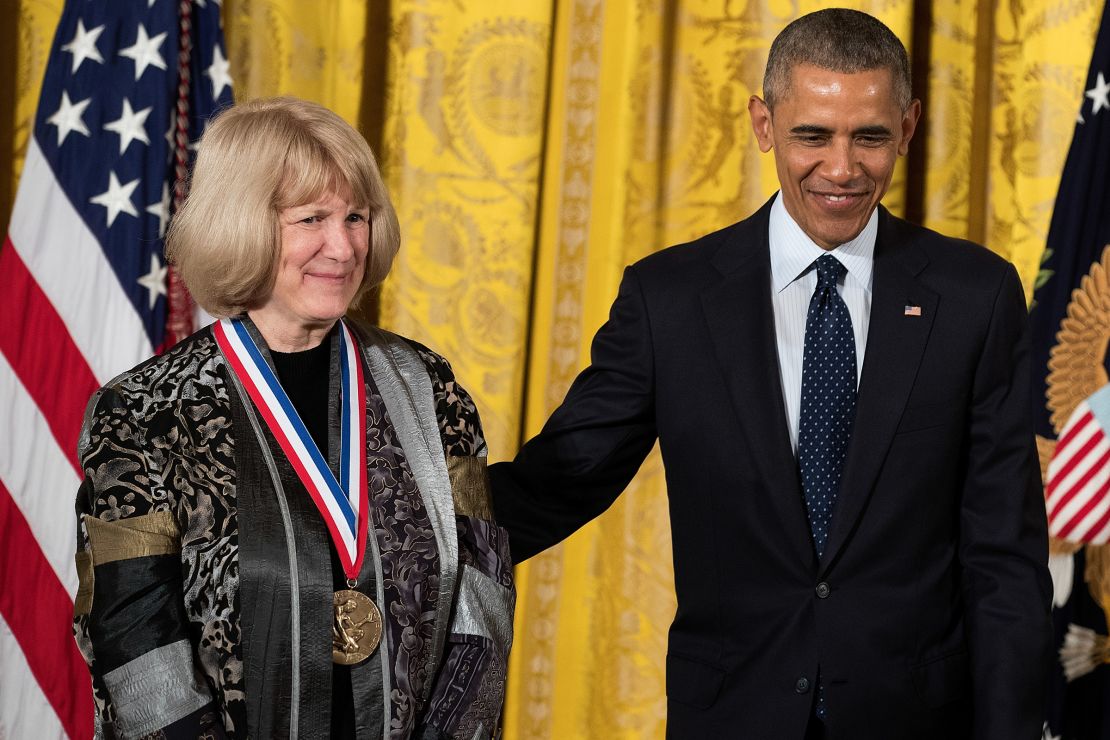 Mary-Claire King wa Chuo Kikuu cha Washington School of Medicine akionekana na Rais Barack Obama baada ya kupokea Nishani ya Kitaifa ya Sayansi katika hafla ya Ikulu ya White House Mei 2016.