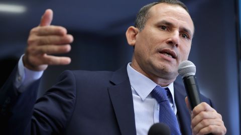 El disidente político cubano José Daniel Ferrer García, de 45 años, habla con periodistas en las oficinas del Grupo Raben durante una gira por Estados Unidos el 1 de junio de 2016 en Washington.
