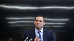 El disidente político cubano José Daniel Ferrer García, de 45 años, conversando con periodistas en las oficinas del Grupo Raben durante una gira por Estados Unidos el 1 de junio de 2016 en Washington.
