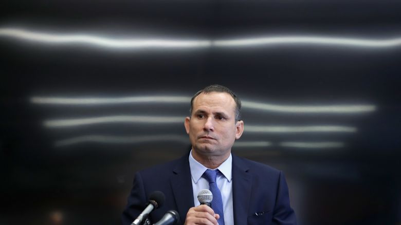 El disidente político cubano José Daniel Ferrer García, de 45 años, conversando con periodistas en las oficinas del Grupo Raben durante una gira por Estados Unidos el 1 de junio de 2016 en Washington.