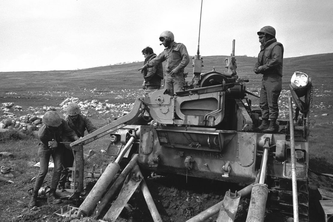 Israeli artillery on Mount Hermon in 1974.