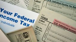 Formularios de impuestos federales actuales se distribuyen en las oficinas del Servicio de Impuestos Internos el 1 de noviembre de 2005 en Chicago, Illinois. Un  presidencial recomendó hoy una revisión completa de prácticamente todas las leyes fiscales para particulares y empresas.