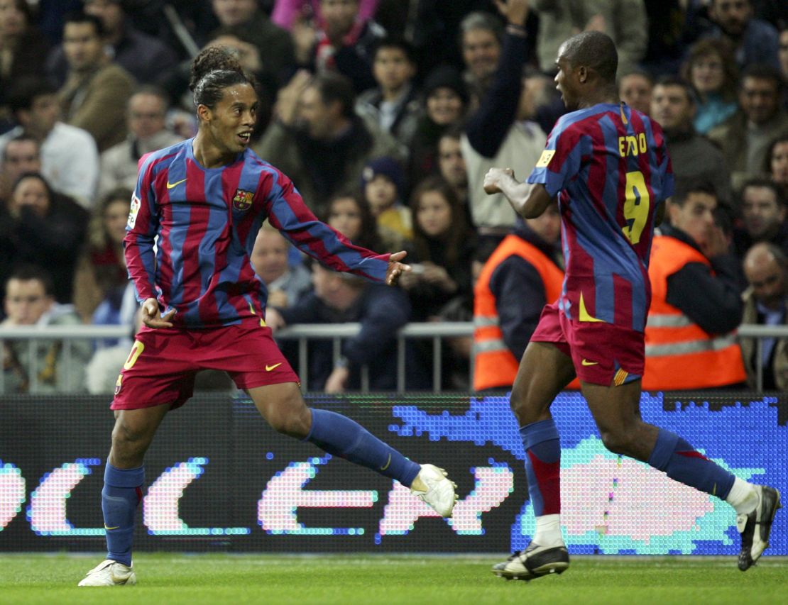Ronaldinho (izq.) del Barcelona celebra con Samuel Eto'o tras marcar un gol durante un partido de Primera Liga entre el Real Madrid y el FC Barcelona en el Bernabéu el 19 de noviembre de 2005 en Madrid, España.