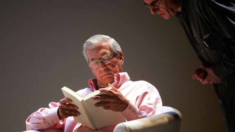 Madrid, SPAIN:  Peruvian author Mario Vargas Llosa (L) speaks with director Joan Olle during a dress rehearsal of his new play 'La verdad de las mentiras' in Madrid, 02 February 2006. Llosa wrote and stars in the play with Spanish actress Aitana Sanchez Gijon. AFP PHOTO/PIERRE-PHILIPPE MARCOU  (Photo credit should read PIERRE-PHILIPPE MARCOU/AFP via Getty Images)