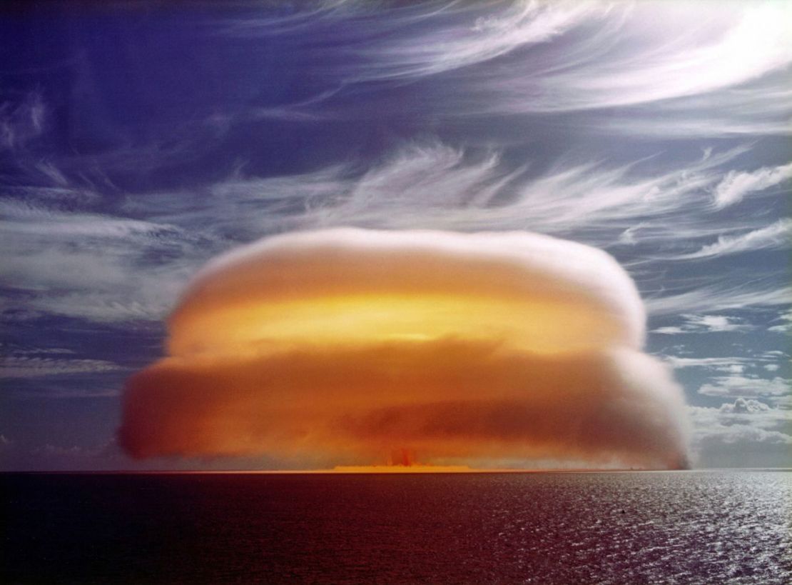 Esta prueba nuclear, cuyo nombre en código era Dione, fue una explosión de 34 kilotones realizada por Francia en el atolón Mururoa, también conocido como Aopuni, que junto con su atolón hermano Fangataufa fue el escenario de casi doscientas detonaciones atómicas.