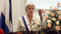 La expresidenta (1990-1997) de Nicaragua Violeta Barrios de Chamorro, agradece la Orden Ruben Dario que le impusiera el presidente de Nicaragua Enrique Bolaños el 25 de abril del 2006 en la Casa Presidencial en Managua.