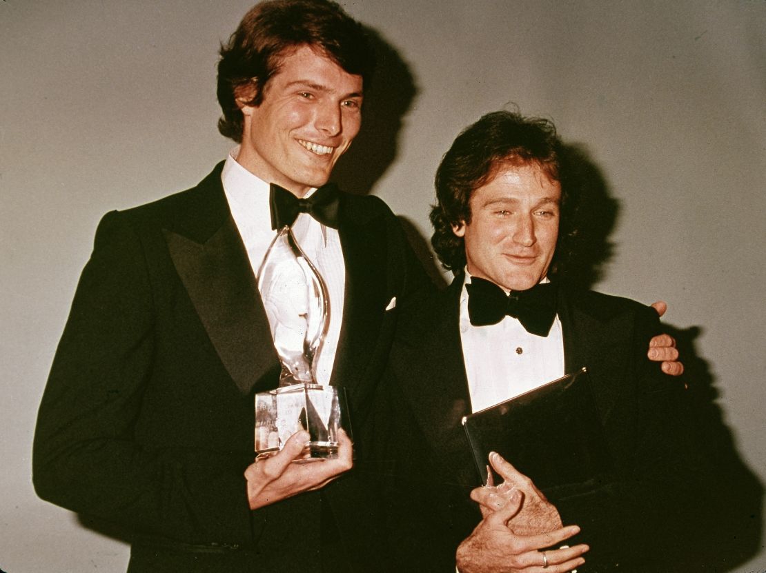 Christopher Reeve y Robin Williams posan detrás del escenario en los People's Choice Awards, marzo de 1979.