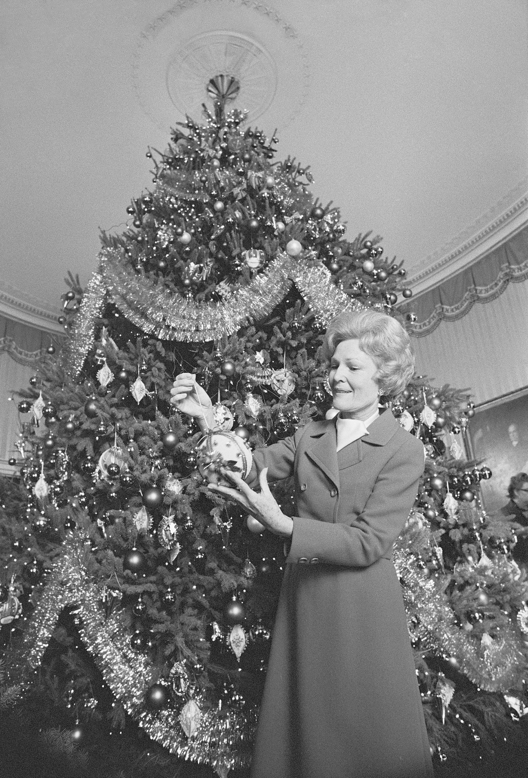 <strong>1970</strong>: Patricia Nixon in front of the White House Christmas tree.