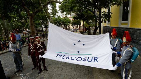 The Mercosur flag is raised in front of the Venezuelan Foreign Office building, in Caracas on August 5, 2016. The act ocurred after a meeting in Montevideo in which the founder  couldn't agree on the leadership transfer. Argentina, Brasil and Paraguay are against Venezuela's leadership of the economic block. (Photo by FEDERICO PARRA / AFP) (Photo by FEDERICO PARRA/AFP via Getty Images)