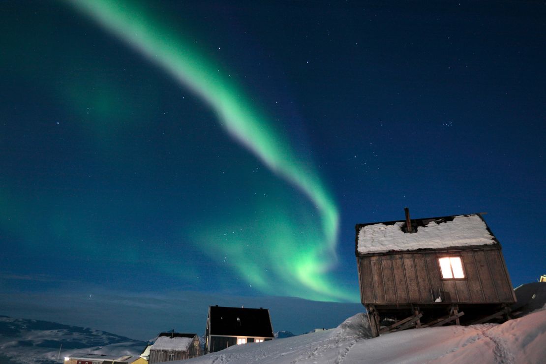 Cực quang phương bắc, được chụp ở Tiniteqilaq thuộc quận Ammassalik ở Đông Greenland, là điểm thu hút khách du lịch lớn nhất vào mùa đông.