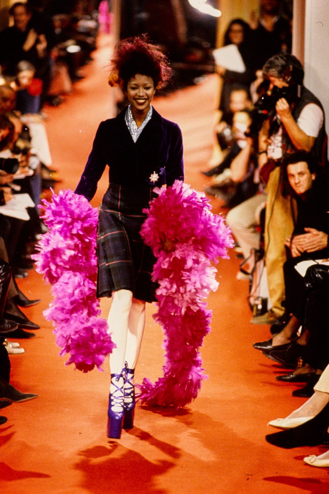 La chute de la personne moyenne peut sembler maladroite, mais la créatrice Vivienne Westwood l'a comparée à l'automne de Campbell et à la chute de Gazelle.