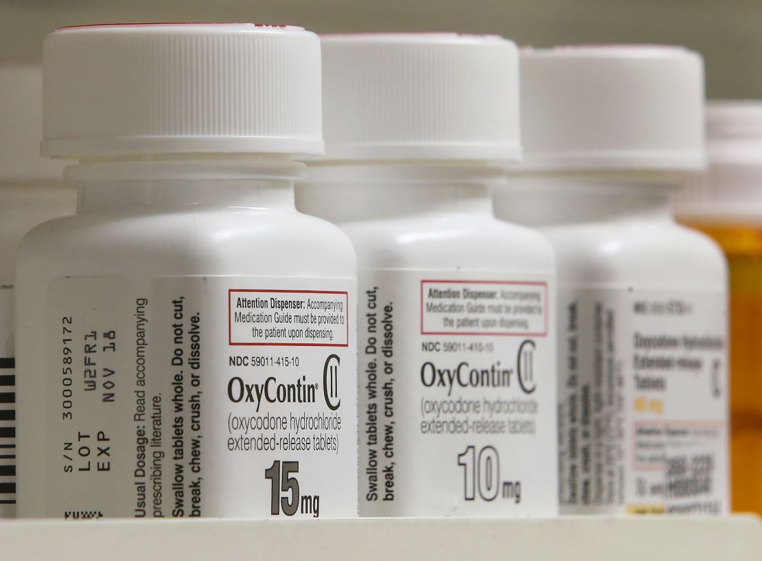 Flessen Purdue Pharma LP OxyContin-medicatie staan ​​op woensdag 31 augustus 2016 op een apotheekplank in Provo, Utah, VS.