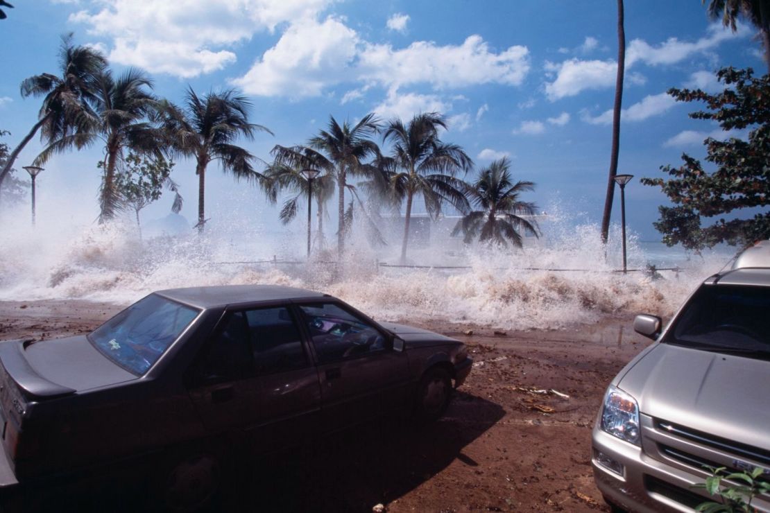 Una ola de tsunami golpea el paseo marítimo de la playa de Ao Nang, Tailandia, el 26 de diciembre de 2004.