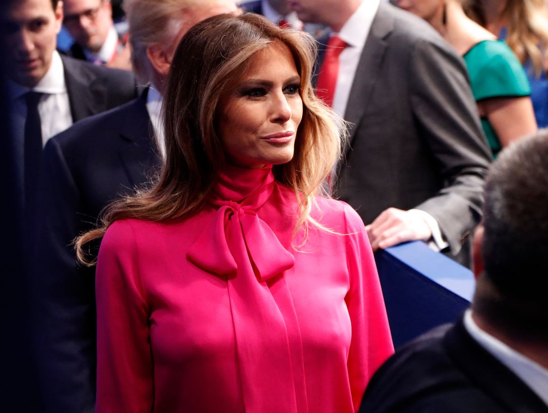 Melania Trump mengenakan blus pita vagina Gucci berwarna merah muda pada debat presiden di Universitas Washington di St. Louis, Missouri pada 9 Oktober 2016.