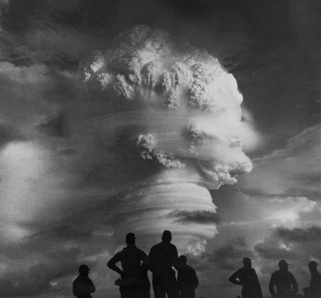 Soldados presencian la detonación termonuclear de la Operación Hardtack I en 1958 cerca de las Islas Marshall.