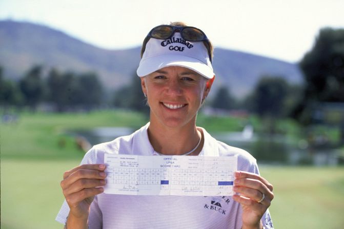 Sorenstam posing with her historic scorecard showing a 59 at the Moon Valley Country Club in Phoenix, Arizona in 2001.