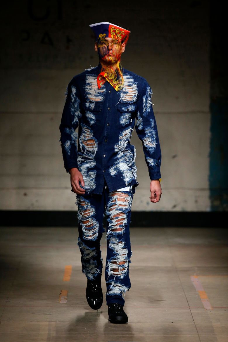 Le modèle marchera sur la piste lors du spectacle Christopher Shannon au London Fashion Week Men's en janvier 2017.