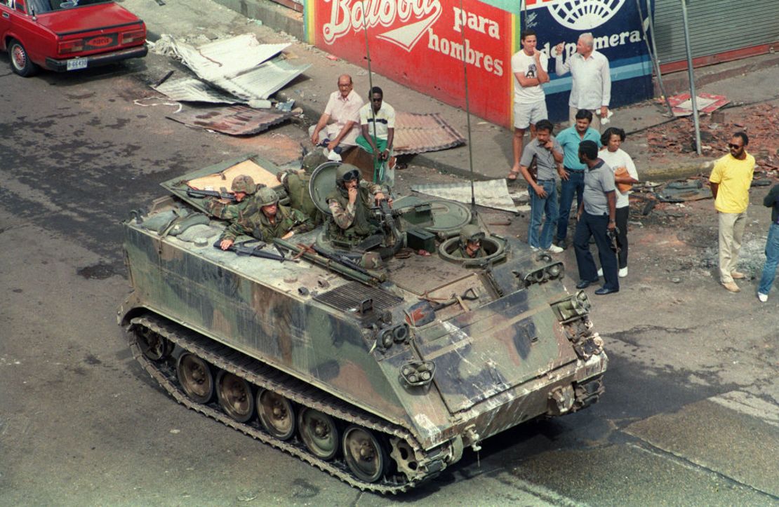 Tropas estadounidenses patrullan las calles y limpian escombros en el área del cuartel general de la Fuerza de Defensa de Panamá en la Ciudad de Panamá el 26 de diciembre de 1989.