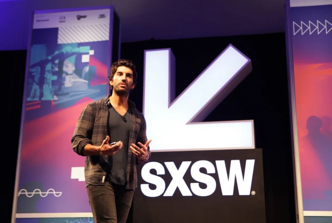 Justin Baldoni habla en el escenario en 'Shake up the Industry by Entertaining With Empathy' durante la Conferencia y Festivales SXSW 2017 en Austin, Texas.