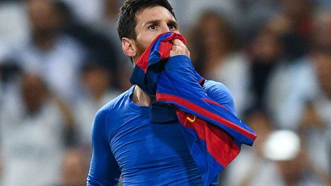 Messi se saca la camiseta del Barcelona FC en el Camp Nou