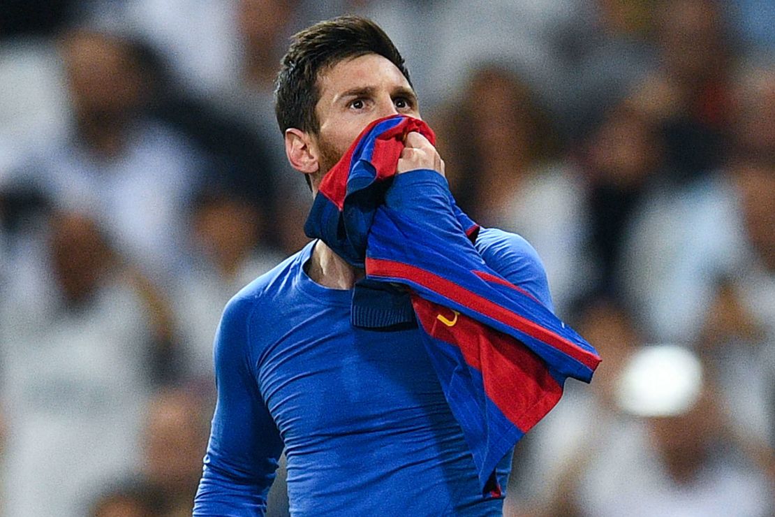 Messi se saca la camiseta del Barcelona FC en el Camp Nou
