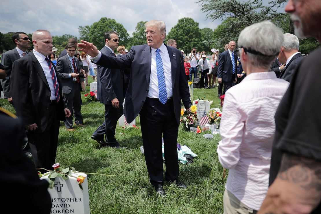 Trump melambaikan tangan kepada orang-orang saat berjalan melalui Bagian 60 di Pemakaman Nasional Arlington pada Hari Peringatan, 29 Mei 2017.