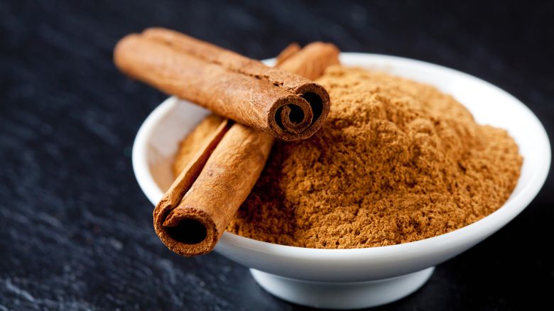 Superfood, Ceylon-Zimt, Zimt, Pulver, Stangen, Schälchen, schwarzer Untergrund, Schiefer