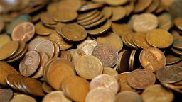Los centavos se exhiben en Glenview Coin & Collectibles el 6 de julio de 2006 en Glenview, Illinois.