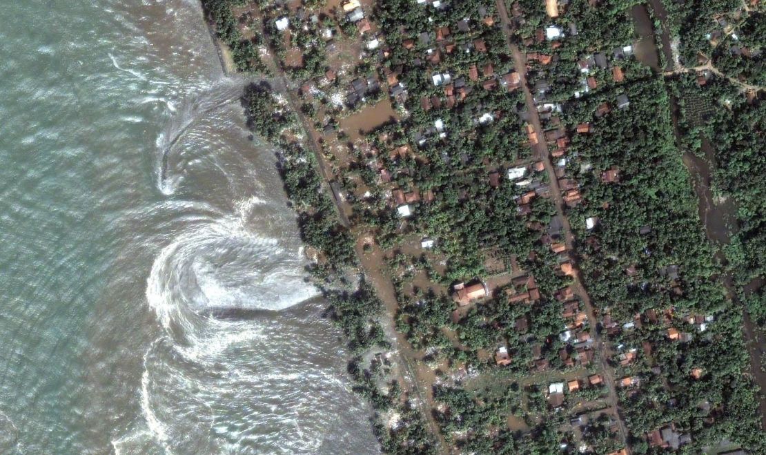 Esta imagen satelital muestra una gran inundación en Kalutara, Sri Lanka, cuando un tsunami golpeó su costa el 26 de diciembre de 2004.