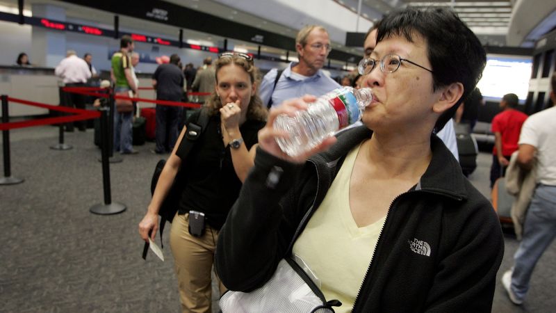 Read more about the article The TSA-approved hack that allows travelers to bring a bottle of water through airport security – CNN