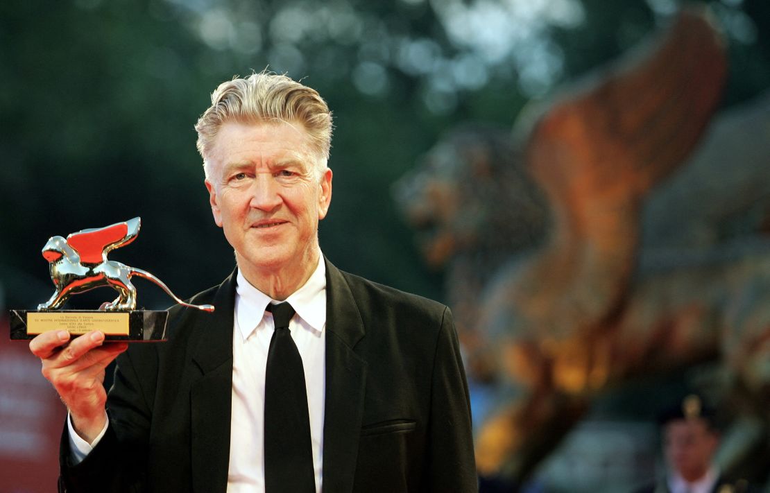 El director estadounidense David Lynch posa con su León de Oro a la trayectoria antes de la proyección de "Inland Empire" el 6 de septiembre de 2006, durante la 63ª edición del Festival Internacional de Cine de Venecia.