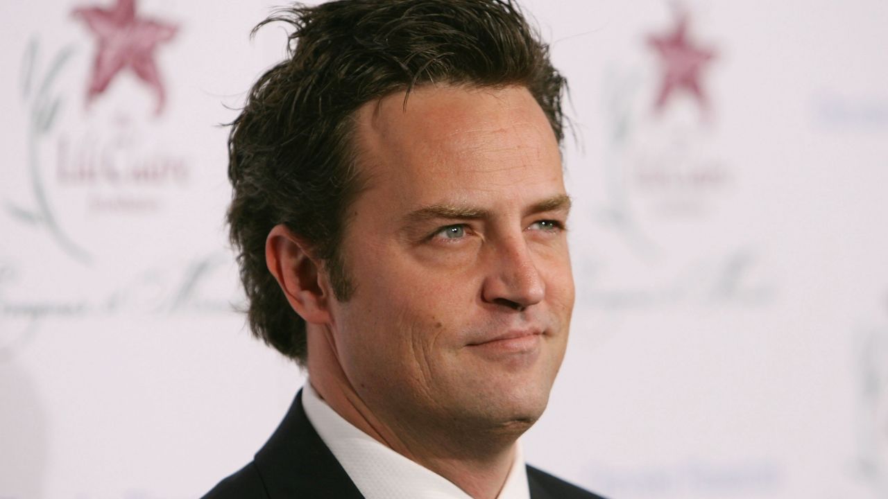 BEVERLY HILLS, CA - OCTOBER 14:  Actor Matthew Perry arrives at the 9th Annual Dinner Benefiting the Lili Claire Foundation at the Beverly Hilton Hotel on October 14, 2006 in Beverly Hills, California.  (Photo by Michael Buckner/Getty Images)